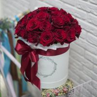 25красная роза в белой шляпной коробке