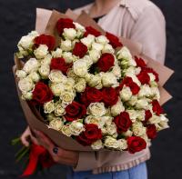 Букет из красных роз и белых кустовых роз