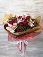 Красно-белый букет из орхидеи и розы
