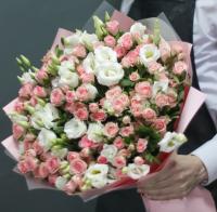 Букет из белой эустомы и розовой кустовой розы