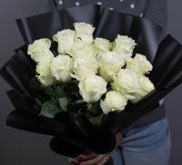 15 белых роз в черной пленке