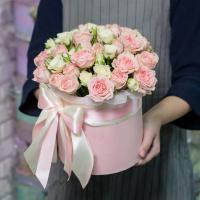 Кустовые розы в розовой шляпной коробке