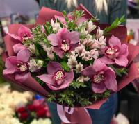 Розовый букет из орхидей и альстромерии