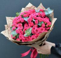 11 малиновых кустовых роз с эвкалиптом