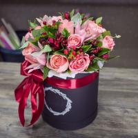 Цветочная коробка с розами, орхидеями, альстромериями и эвкалиптом
